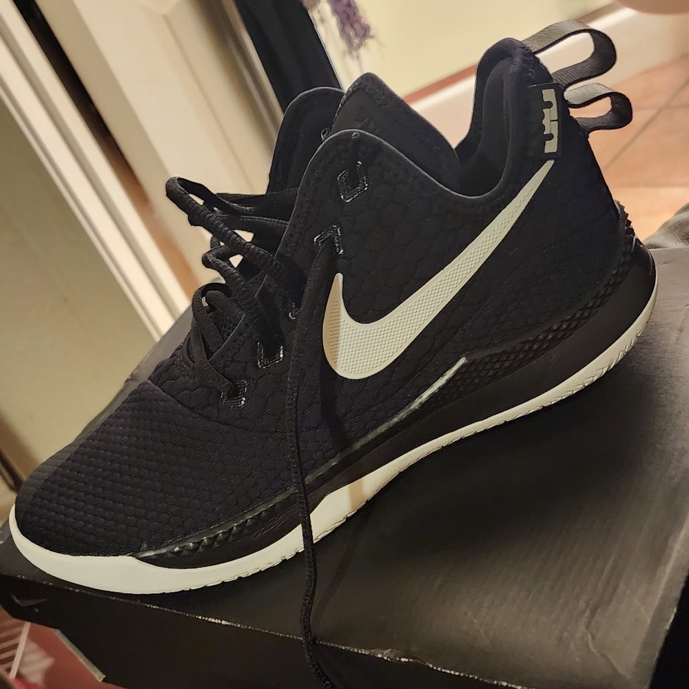 NEW NIKE TENNIS SHOES